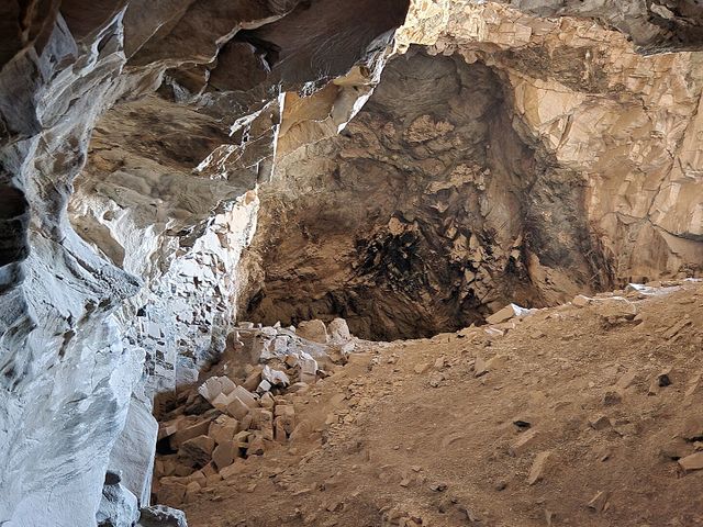 Gurban Tsenkher Cave