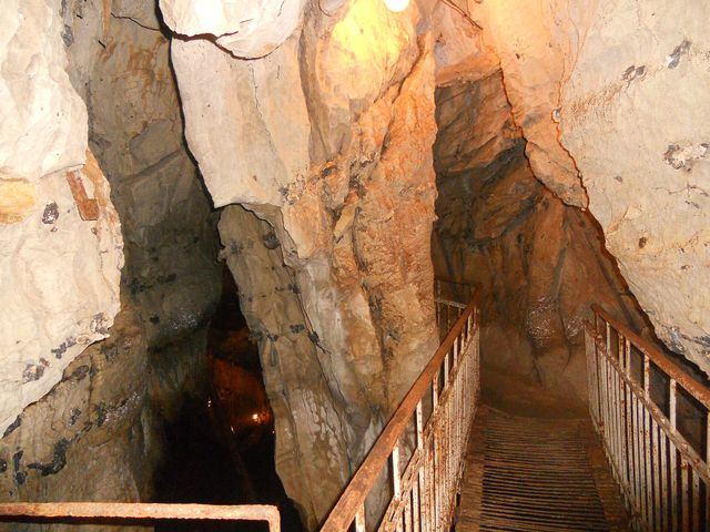 Navenakhevi Cave
