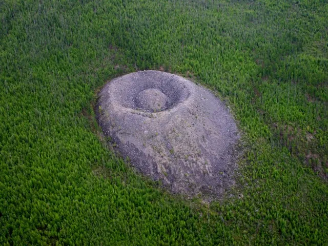 Patomskiy crater