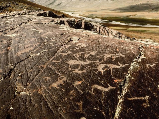 Petroglyphic Complexes of the Mongolian Altai