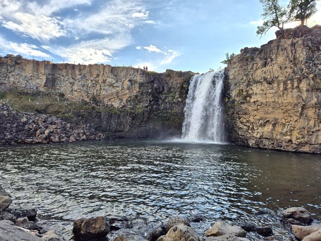 Ulaan Tsutgalan Waterfall