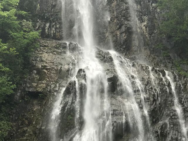 Mençuna Waterfall