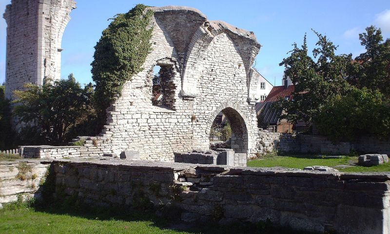 Sankt Hans och Sankt Pers kyrkoruiner