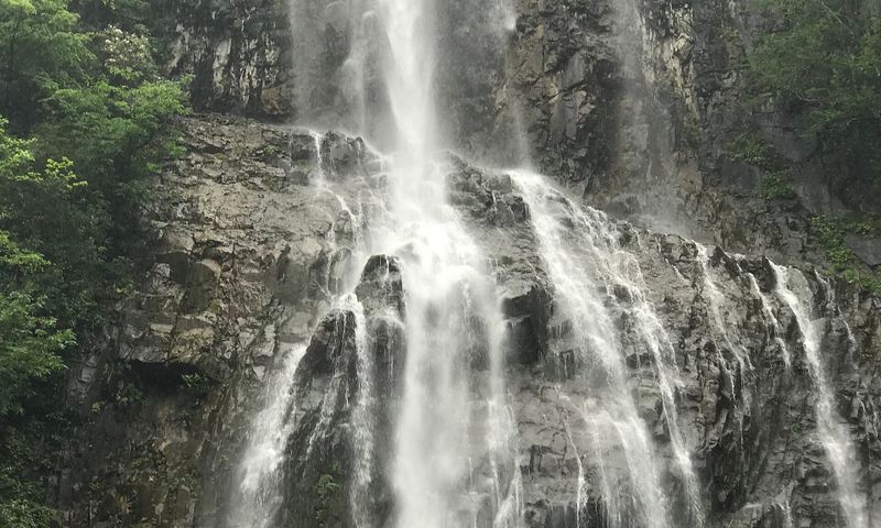 Mençuna Waterfall